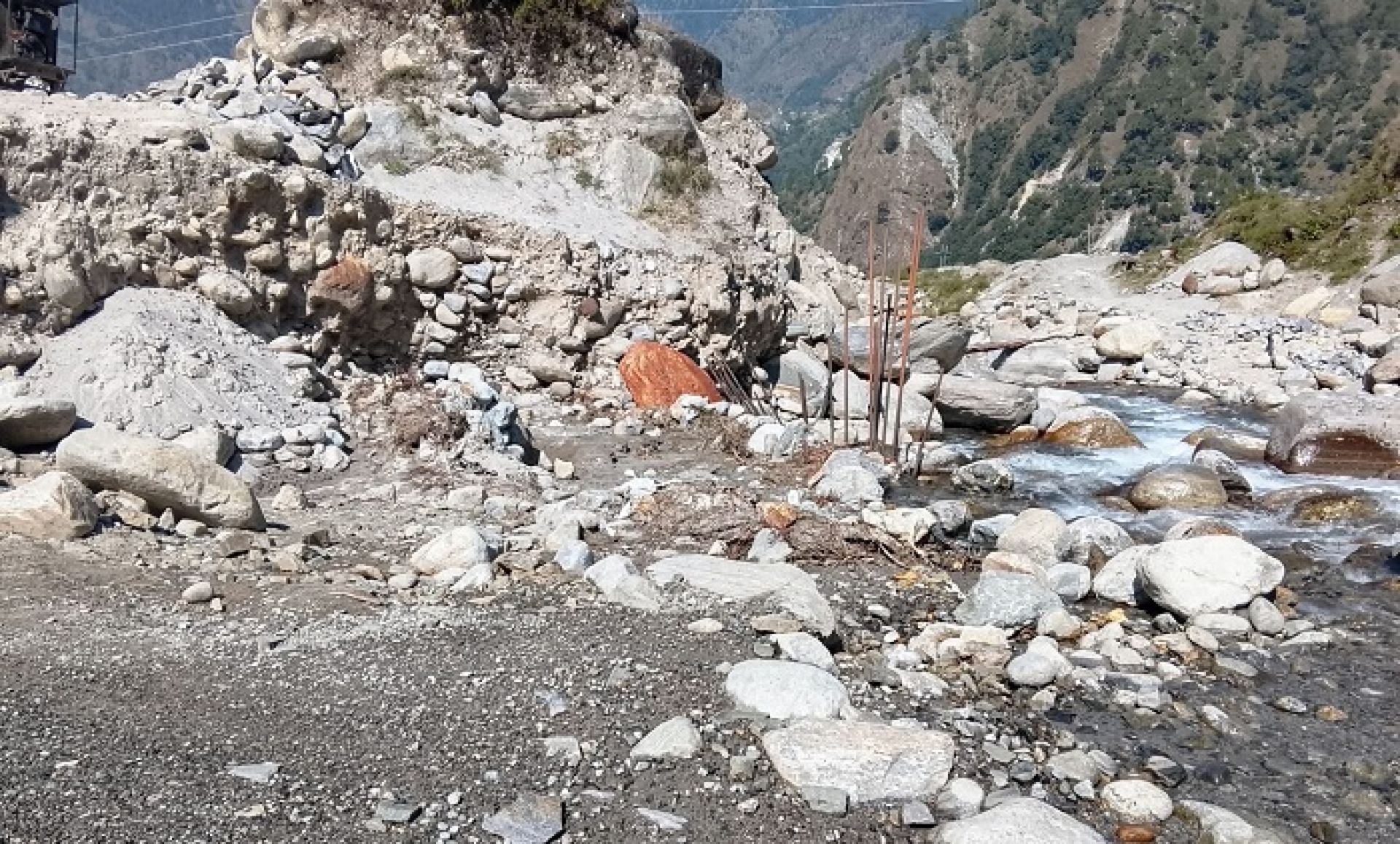 बाउली खोला पुल पाँच वर्षदेखि अलपत्रः सुदूरपश्चिमको ‘गौरव’आयोजनामा चरम लापरवाही